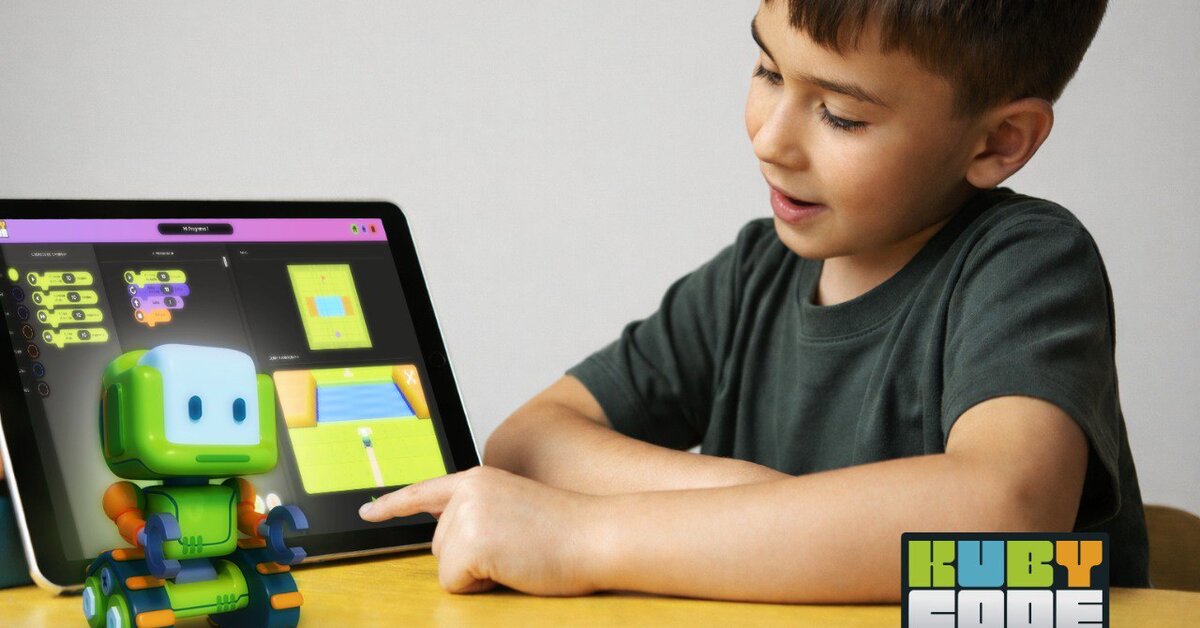 Niño aprendiendo programación con Kubycode en tablet, robot educativo